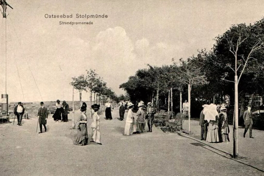 pocztówka ukazująca promenadę w Ustce w 1910 roku