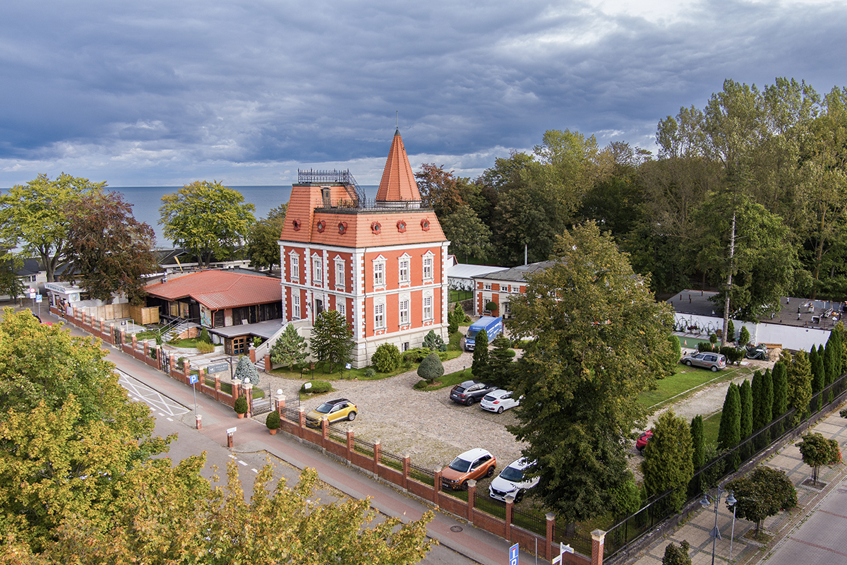 budynek Villi Red z drona z widokiem na morze