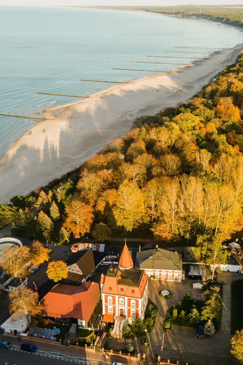 widok na Villę Red i plażę wschodnią w Ustce